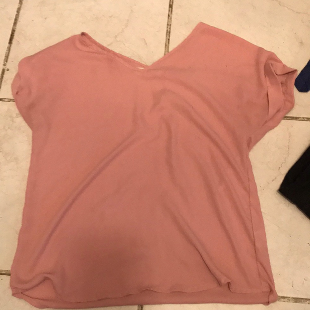 🥳 5 for $25 🥳 Pink Rose shirt